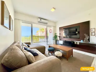 Uma televisão e/ou sistema de entretenimento em Beach Living Pé na Areia por Be My Guest