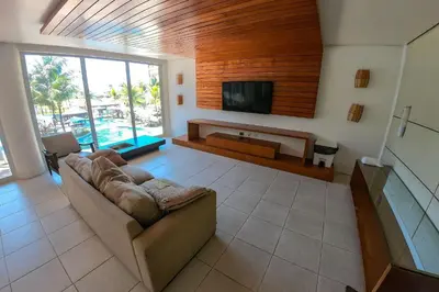 Uma televisão e/ou sistema de entretenimento em Beach Living Pé na Areia por Be My Guest