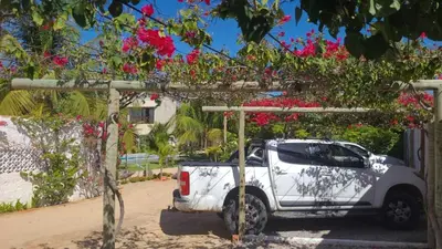 Um jardim no exterior de Condomínio Shalom Beach