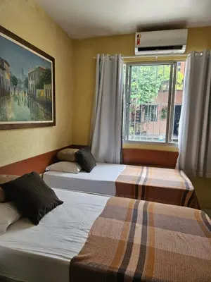 Uma cama ou camas num quarto em House755 Hospedaria