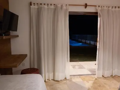 Uma cama ou camas num quarto em Pousada Flor de Lena- suíte Lírio -Icaraizinho