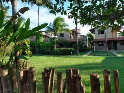 Um jardim no exterior de Arco Mundial Taíba