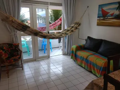 Uma área de estar em Ap por temporada com 2 quartos e uma suíte , excelente área de lazer, Praia do Futuro, condomínio Cartier-Fortaleza
