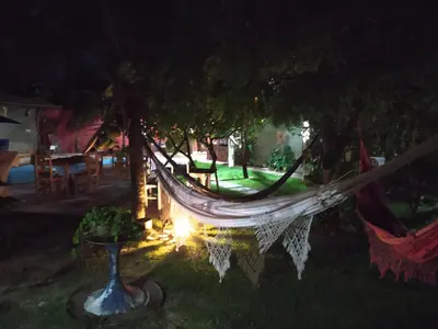 Um jardim no exterior de Pousada A Vida é Bela