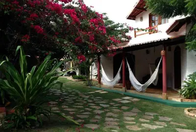 Um jardim no exterior de Paracuru Kite Village
