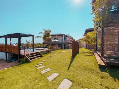Um jardim no exterior de UMAMI RESIDENCE