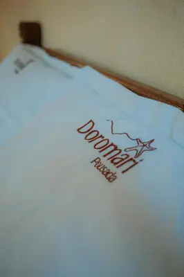 Um certificado, prémio, placa ou documento mostrado em Pousada Doromari
