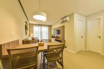 Uma televisão e/ou sistema de entretenimento em Porto das Dunas Boutique Praia Hotel