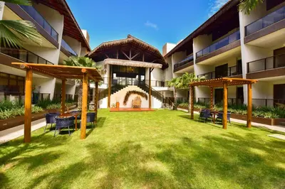 Um jardim no exterior de Porto das Dunas Boutique Praia Hotel