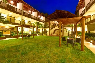 Um jardim no exterior de Porto das Dunas Boutique Praia Hotel