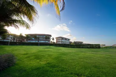 Um jardim no exterior de Mandara Lanai Apartamento Terreo