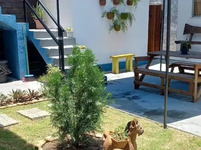 Um jardim no exterior de Hospedaria da Praia Fortaleza