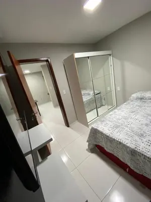 Uma cama ou camas num quarto em Ap de 2 quartos com ar e Wi-Fi