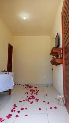 Uma televisão e/ou sistema de entretenimento em Suíte das flores em Guajiru