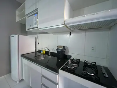 A cozinha ou kitchenette de APT2 Piscina Netflix WiFi Ar Cond próx a 2 Shoppigns