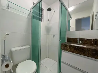 Uma casa de banho em APT2 Piscina Netflix WiFi Ar Cond próx a 2 Shoppigns