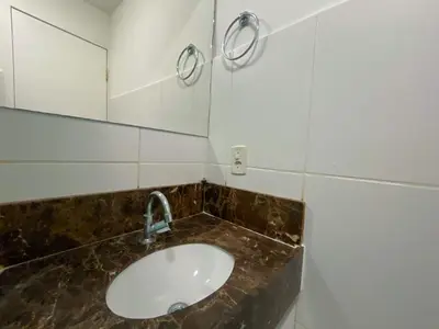 Uma casa de banho em APT2 Piscina Netflix WiFi Ar Cond próx a 2 Shoppigns