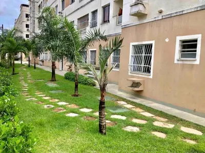 Um jardim no exterior de APT2 Piscina Netflix WiFi Ar Cond próx a 2 Shoppigns