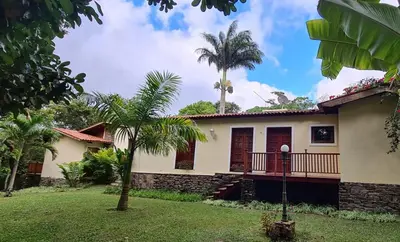 Um jardim no exterior de Casa Amarela