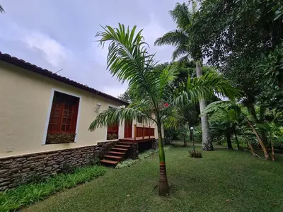 Um jardim no exterior de Casa Amarela