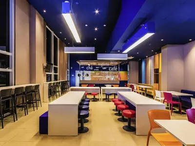 Um restaurante ou outro lugar para comer em Ibis Budget Fortaleza Praia de Iracema