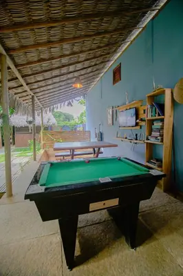 Uma mesa de bilhar em Casa Mar Taíba