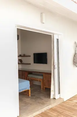 Uma televisão e/ou sistema de entretenimento em Casa Katu