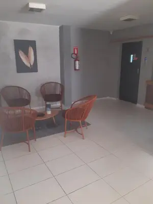 Uma área de estar em Apartamento Inteiro a 100 metros da Praia