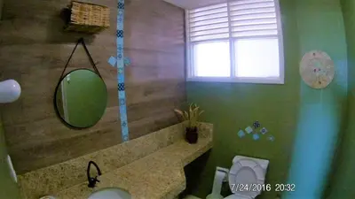 Uma casa de banho em Apartamento Inteiro a 100 metros da Praia