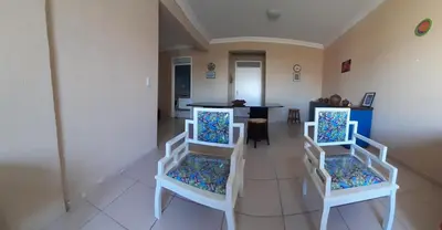 Uma área de estar em Apartamento Inteiro a 100 metros da Praia