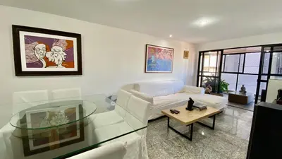 Uma área de estar em Apartamento vista mar, 2 Suítes, WC Social,2 vagas