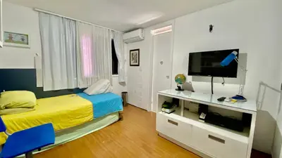 Uma televisão e/ou sistema de entretenimento em Apartamento vista mar, 2 Suítes, WC Social,2 vagas