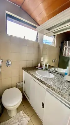 Uma casa de banho em Apartamento vista mar, 2 Suítes, WC Social,2 vagas