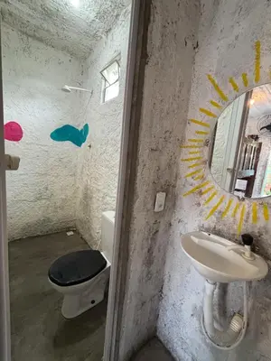 Uma casa de banho em Hostel Flor da Vida