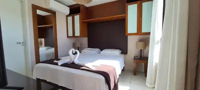 Uma cama ou camas num quarto em VG SUN CUMBUCO - PARAÍSO PÉ NA AREIA PARA 4 PESSOAS - COM HIDRO, SAUNA, PISCINA, COZINHA COMPLETA, PARQUINHO E WI-Fl