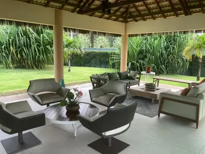 Um jardim no exterior de VG Sun Cumbuco by Bruna Mazzer