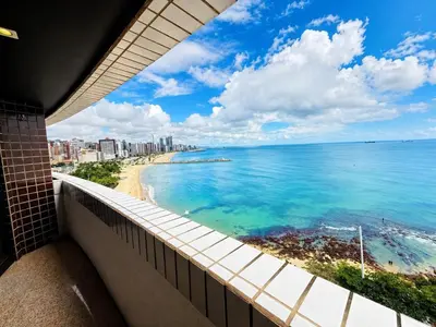 Uma vista do mar geral ou uma vista do mar a partir do apartamento