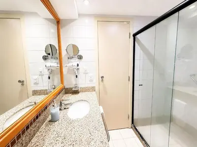 Uma casa de banho em Hosts BR - Flat de Frente para o Mar na Beira Mar