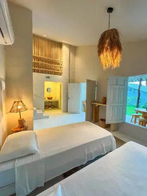 Uma cama ou camas num quarto em KANAHA BEACH VILLA