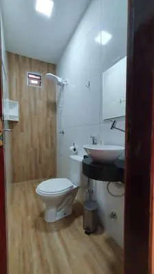 Uma casa de banho em Studio pé na areia com 2 quartos, sala e cozinha