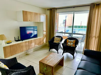 Uma televisão e/ou sistema de entretenimento em Terramaris Vista Para o Mar - Térreo