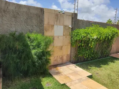 Um jardim no exterior de Taíba Downwind House