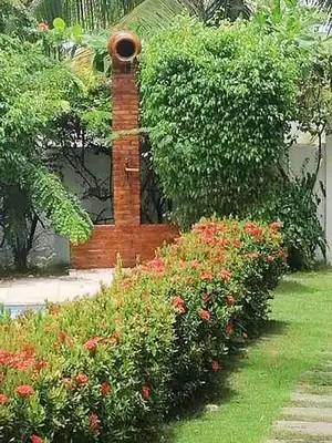 Um jardim no exterior de Villa Oloh com lazer completo em Caucaia - CE