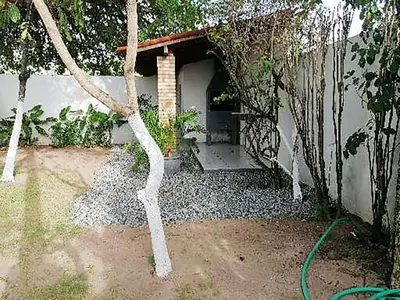 Um jardim no exterior de Villa Oloh com lazer completo em Caucaia - CE