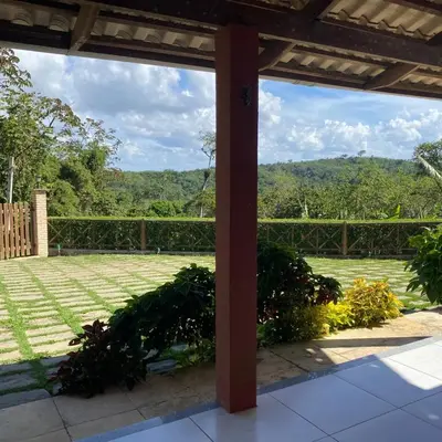 Um jardim no exterior de Casa de Serra Guaramiranga
