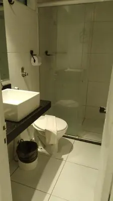 Uma casa de banho em 106 Flat mobiliado na Praia de Iracema