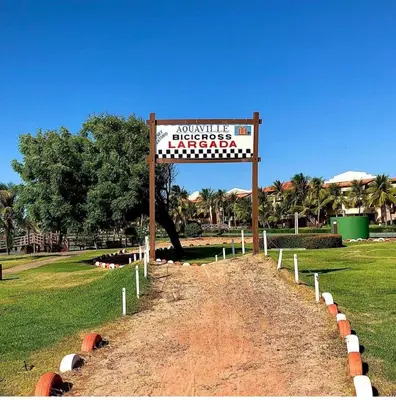 Um jardim no exterior de Ap Aquaville resort -CE