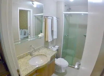 Uma casa de banho em VG FUN-OCEAN VIEW BEACH FRONT APARTMENT-Fortaleza