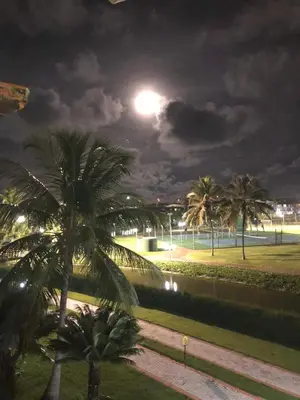 Comodidades para jogar ténis e squash em Apartamento no Aquaville Resort, do lado da sombra e perto da praia ou nas proximidades