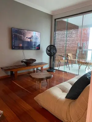Uma televisão e/ou sistema de entretenimento em Apartamento Vista mar melhor localização da cidade